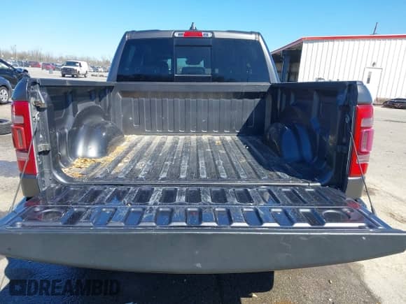 2022 Ram 1500 Laramie z VIN 1C6RREJT8NN337004, wystawiony jako IAAI lot #41700360 z przebiegiem 67 905 mil mil oraz . Historia ofert i sprzedaży dostępna na DreamBid. Obrazek 8.