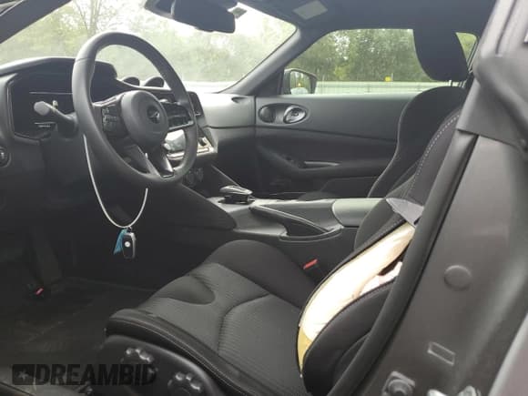 ✅ 2024 Nissan Z Sport • VIN: JN1BZ4AH2RM362432 • Lot: 68043495. Wystawiony na Copart z przebiegiem 18 314 mil. Bezpłatny archiwum sprzedaży aukcyjnych z USA i szczegółowy raport historii pojazdu na DreamBid. Zdjęcie 7.