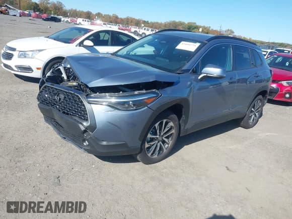 ✅ 2024 Toyota Corolla Cross XLE • VIN: 7MUDAABG9RV086519 • Lot: 43494775. Wystawiony na IAAI z przebiegiem 19 023 mil. Bezpłatny archiwum sprzedaży aukcyjnych z USA i szczegółowy raport historii pojazdu na DreamBid. Zdjęcie 2.