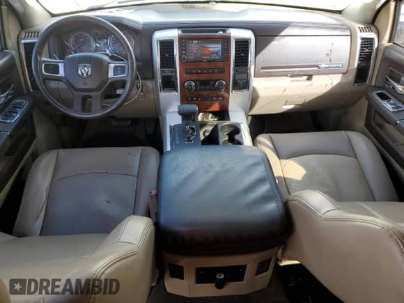 2010 Dodge 1500 Laramie z VIN 1D7RB1CT3AS179854, wystawiony jako Copart lot #76487844 z przebiegiem 201 265 mil mil oraz Szkoda całkowita • Salvage title. Historia ofert i sprzedaży dostępna na DreamBid. Obrazek 8.