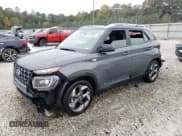 ✅ 2024 Hyundai Venue SEL • VIN: KMHRC8A37RU284833 • Lot: 77650624. Wystawiony na Copart z przebiegiem 8 727 mil. Bezpłatny archiwum sprzedaży aukcyjnych z USA i szczegółowy raport historii pojazdu na DreamBid. Zdjęcie 1.