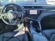 2019 Toyota Camry LE z VIN 4T1B11HK4KU272754, wystawiony jako Copart lot #89677255 z przebiegiem 148 423 mil mil oraz Czysty tytuł • Clean title. Historia ofert i sprzedaży dostępna na DreamBid. Obrazek 9.