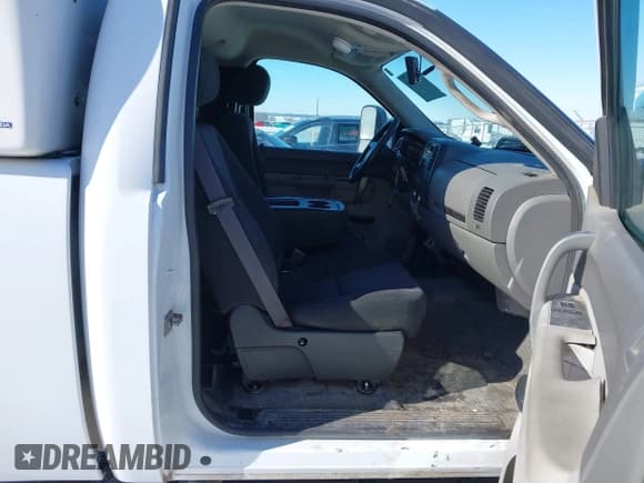 ✅ 2011 Chevrolet Silverado 2500HD Work Truck • VIN: 1GC0CVCG2BF245251 • Lot: 41576200. Wystawiony na IAAI z przebiegiem 111 017 mil. Bezpłatny archiwum sprzedaży aukcyjnych z USA i szczegółowy raport historii pojazdu na DreamBid. Zdjęcie 5.