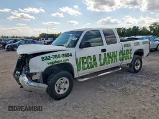 ✅ 2004 Chevrolet Silverado 2500HD LS • VIN: 1GCHK29U54E100845 • Lot: 84043725. Wystawiony na Copart z przebiegiem 226 951 mil. Bezpłatny archiwum sprzedaży aukcyjnych z USA i szczegółowy raport historii pojazdu na DreamBid. Zdjęcie 1.