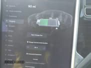 ✅ 2016 Tesla Model X 70D • VIN: 5YJXCBE27GF014176 • Lot: 43441061. Wystawiony na IAAI z przebiegiem 94 129 mil. Bezpłatny archiwum sprzedaży aukcyjnych z USA i szczegółowy raport historii pojazdu na DreamBid. Zdjęcie 17.