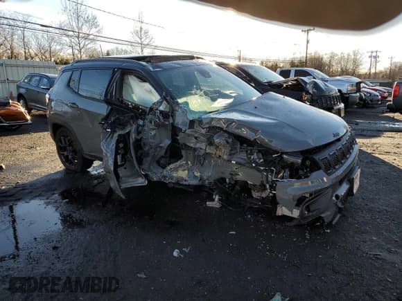 ✅ 2024 Jeep Compass Latitude • VIN: 3C4NJDBN0RT603212 • Lot: 85017794. Wystawiony na Copart z przebiegiem 2 639 mil. Bezpłatny archiwum sprzedaży aukcyjnych z USA i szczegółowy raport historii pojazdu na DreamBid. Zdjęcie 4.
