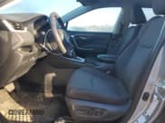 ✅ 2021 Toyota RAV4 XLE • VIN: 2T3R1RFVXMC240008 • Lot: 91166555. Wystawiony na Copart z przebiegiem 66 152 mil. Bezpłatny archiwum sprzedaży aukcyjnych z USA i szczegółowy raport historii pojazdu na DreamBid. Zdjęcie 7.