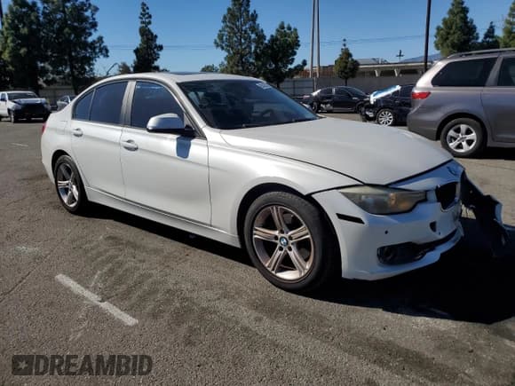 ✅ 2015 BMW 3 Series 328i • VIN: WBA3C1C50FK122370 • Лот: 90483215. Опубликован ранее на Copart с пробегом 83 406 миль. Бесплатный доступ к архиву аукционных продаж из США и подробный отчёт об истории автомобиля на DreamBid. Изображение 4.