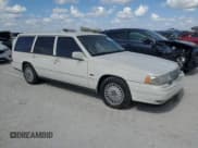 ✅ 1998 Volvo V90 • VIN: YV1KW9602W1045893 • Lot: 77673814. Wystawiony na Copart z przebiegiem 199 932 mil. Bezpłatny archiwum sprzedaży aukcyjnych z USA i szczegółowy raport historii pojazdu na DreamBid. Zdjęcie 4.