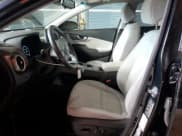 ✅ 2023 Hyundai Kona SEL • VIN: KM8K33AG3PU186872 • Lot: 89713975. Wystawiony na Copart z przebiegiem 37 995 mil. Bezpłatny archiwum sprzedaży aukcyjnych z USA i szczegółowy raport historii pojazdu na DreamBid. Zdjęcie 7.