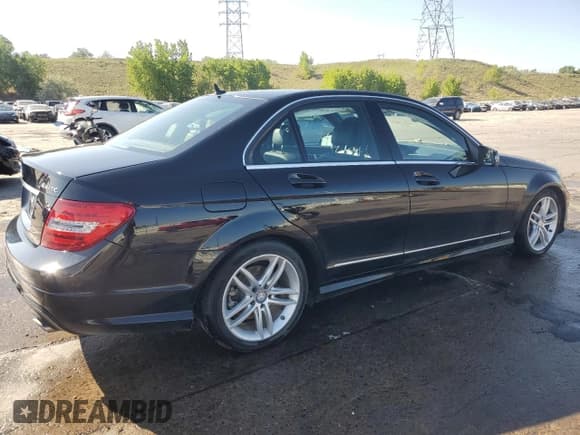 ✅ 2013 Mercedes-Benz C 300 Sport • VIN: WDDGF8AB7DR245588 • Lot: 58091295. Wystawiony na Copart z przebiegiem 90 242 mil. Bezpłatny archiwum sprzedaży aukcyjnych z USA i szczegółowy raport historii pojazdu na DreamBid. Zdjęcie 3.