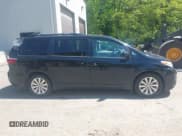 ✅ 2015 Toyota Sienna LE • VIN: 5TDJK3DC0FS125574 • Lot: 42356460. Wystawiony na IAAI z przebiegiem 102 543 mil. Bezpłatny archiwum sprzedaży aukcyjnych z USA i szczegółowy raport historii pojazdu na DreamBid. Zdjęcie 13.