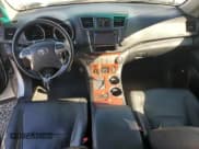 ✅ 2013 Toyota Highlander Limited • VIN: JTEDC3EH7D2014508 • Лот: 85377955. Опубликован ранее на Copart с пробегом 176 922 миль. Бесплатный доступ к архиву аукционных продаж из США и подробный отчёт об истории автомобиля на DreamBid. Изображение 8.