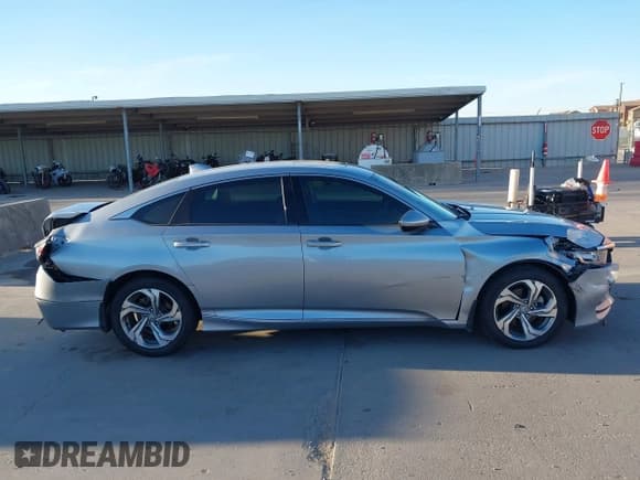 ✅ 2018 Honda Accord EX • VIN: 1HGCV1F46JA127959 • Lot: 43668012. Wystawiony na IAAI z przebiegiem 104 978 mil. Bezpłatny archiwum sprzedaży aukcyjnych z USA i szczegółowy raport historii pojazdu na DreamBid. Zdjęcie 13.