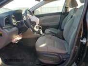 ✅ 2018 Hyundai Elantra SEL • VIN: 5NPD84LF4JH375623 • Lot: 89582225. Wystawiony na Copart z przebiegiem 101 981 mil. Bezpłatny archiwum sprzedaży aukcyjnych z USA i szczegółowy raport historii pojazdu na DreamBid. Zdjęcie 7.