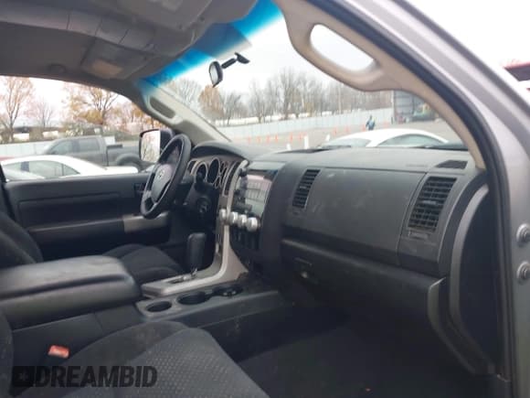 ✅ 2007 Toyota Tundra SR5 • VIN: 5TBBV54187S490813 • Lot: 43737937. Wystawiony na IAAI z przebiegiem 299 927 mil. Bezpłatny archiwum sprzedaży aukcyjnych z USA i szczegółowy raport historii pojazdu na DreamBid. Zdjęcie 5.