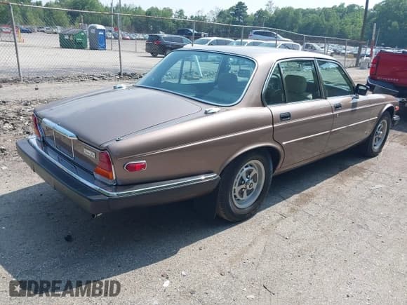 ✅ 1985 Jaguar XJ • VIN: SAJAY1341FC418447 • Лот: 42470003. Опубликован ранее на IAAI с пробегом 52 101 миль. Бесплатный доступ к архиву аукционных продаж из США и подробный отчёт об истории автомобиля на DreamBid. Изображение 4.