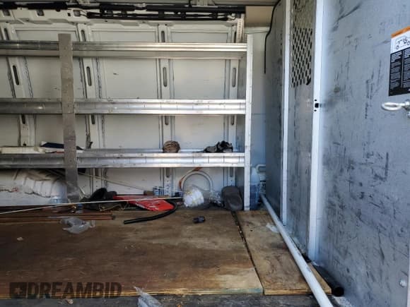 ✅ 2019 Chevrolet Express Cargo • VIN: 1GCWGAFP3K1367083 • Lot: 89528145. Wystawiony na Copart z przebiegiem 134 639 mil. Bezpłatny archiwum sprzedaży aukcyjnych z USA i szczegółowy raport historii pojazdu na DreamBid. Zdjęcie 11.