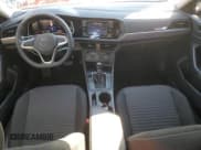 ✅ 2024 Volkswagen Jetta S • VIN: 3VW5M7BU9RM103315 • Lot: 84590005. Wystawiony na Copart z przebiegiem 19 917 mil. Bezpłatny archiwum sprzedaży aukcyjnych z USA i szczegółowy raport historii pojazdu na DreamBid. Zdjęcie 8.