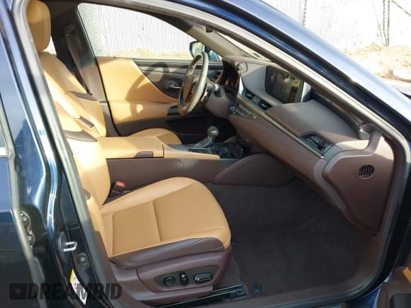 ✅ 2019 Lexus ES 350 • VIN: 58ABZ1B11KU021417 • Lot: 43648140. Wystawiony na IAAI z przebiegiem 21 292 mil. Bezpłatny archiwum sprzedaży aukcyjnych z USA i szczegółowy raport historii pojazdu na DreamBid. Zdjęcie 5.