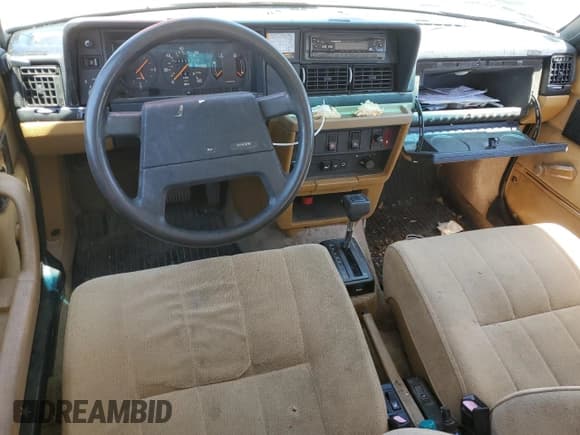 ✅ 1989 Volvo 240 DL • VIN: YV1AX8850K1815840 • Lot: 58343555. Wystawiony na Copart z przebiegiem 243 370 mil. Bezpłatny archiwum sprzedaży aukcyjnych z USA i szczegółowy raport historii pojazdu na DreamBid. Zdjęcie 8.