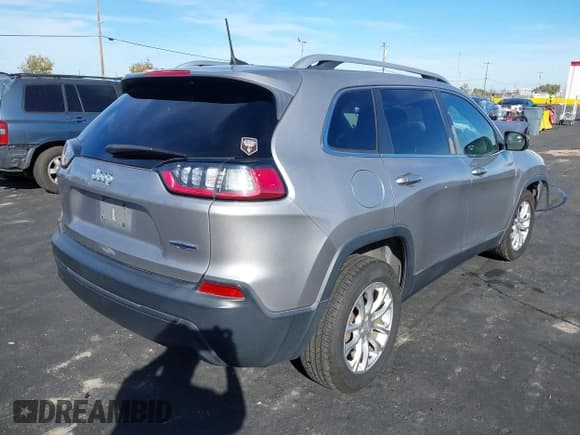 ✅ 2019 Jeep Cherokee Latitude • VIN: 1C4PJLCB8KD246574 • Lot: 43536551. Wystawiony na IAAI z przebiegiem 129 335 mil. Bezpłatny archiwum sprzedaży aukcyjnych z USA i szczegółowy raport historii pojazdu na DreamBid. Zdjęcie 4.