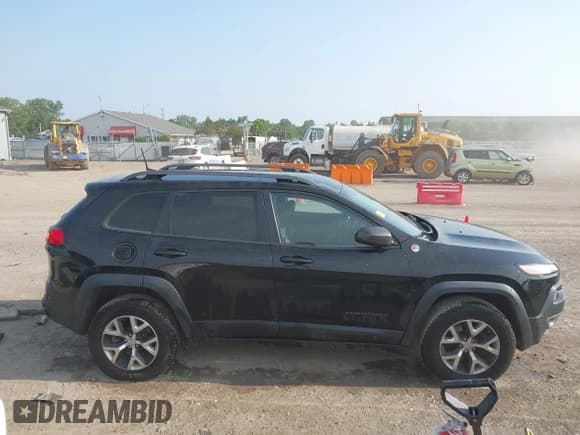 ✅ 2017 Jeep Cherokee Trailhawk • VIN: 1C4PJMBB5HW581070 • Лот: 42783250. Опубликован ранее на IAAI с пробегом 171 128 миль. Бесплатный доступ к архиву аукционных продаж из США и подробный отчёт об истории автомобиля на DreamBid. Изображение 14.