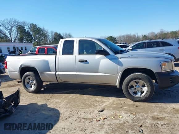 2008 Dodge Dakota SXT z VIN 1D3HE32N48S590323, wystawiony jako IAAI lot #41417531 z przebiegiem 95 571 mil mil oraz . Historia ofert i sprzedaży dostępna na DreamBid. Obrazek 13.