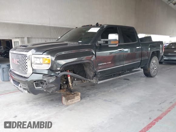 ✅ 2017 GMC Sierra 2500HD Denali • VIN: 1GT12UEY4HF187918 • Лот: 42384580. Опубликован ранее на IAAI с пробегом 117 034 миль. Бесплатный доступ к архиву аукционных продаж из США и подробный отчёт об истории автомобиля на DreamBid. Изображение 2.