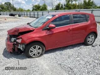 2015 Chevrolet Sonic LT z VIN 1G1JC6SH2F4147271, wystawiony jako Copart lot #68901275 z przebiegiem 58 110 mil mil oraz Szkoda całkowita • Salvage title. Historia ofert i sprzedaży dostępna na DreamBid. Obrazek 1.