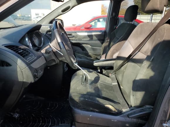 ✅ 2015 Dodge Grand Caravan SE • VIN: 2C4RDGBG1FR625410 • Lot: 91853525. Wystawiony na Copart z przebiegiem 168 116 mil. Bezpłatny archiwum sprzedaży aukcyjnych z USA i szczegółowy raport historii pojazdu na DreamBid. Zdjęcie 7.