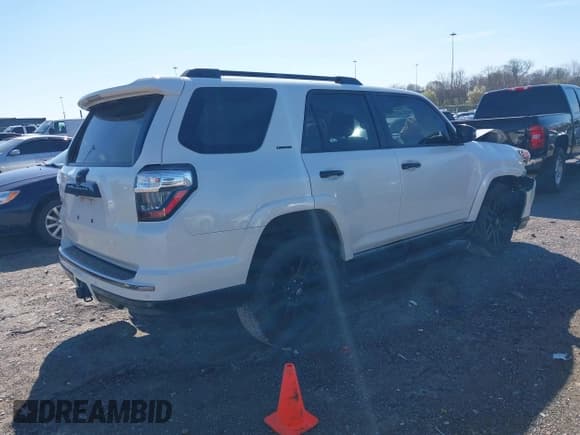 ✅ 2021 Toyota 4Runner Nightshade • VIN: JTEJU5JR4M5888601 • Lot: 41821809. Wystawiony na IAAI z przebiegiem 82 375 mil. Bezpłatny archiwum sprzedaży aukcyjnych z USA i szczegółowy raport historii pojazdu na DreamBid. Zdjęcie 4.