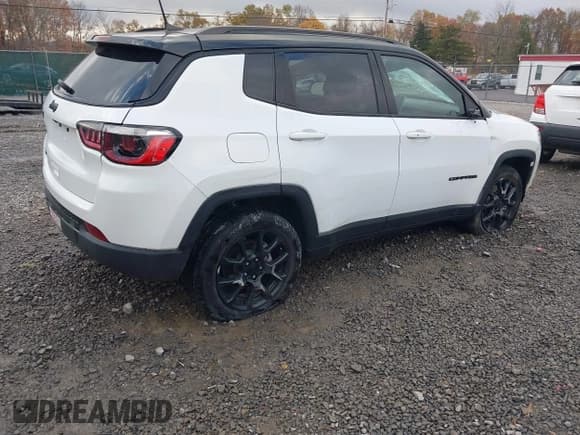 ✅ 2023 Jeep Compass Latitude • VIN: 3C4NJDBN2PT531684 • Lot: 43592365. Wystawiony na IAAI z przebiegiem 19 946 mil. Bezpłatny archiwum sprzedaży aukcyjnych z USA i szczegółowy raport historii pojazdu na DreamBid. Zdjęcie 4.