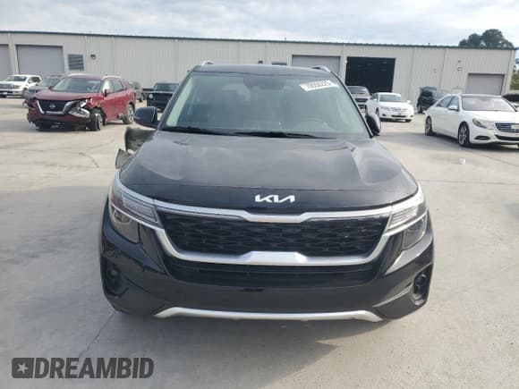 ✅ 2023 Kia Seltos S • VIN: KNDEUCAA9P7352630 • Lot: 70556225. Wystawiony na Copart z przebiegiem 43 605 mil. Bezpłatny archiwum sprzedaży aukcyjnych z USA i szczegółowy raport historii pojazdu na DreamBid. Zdjęcie 5.