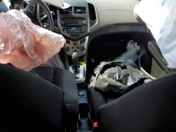 2015 Chevrolet Sonic LT z VIN 1G1JC6SH4F4195953, wystawiony jako Copart lot #62521914 z przebiegiem Nie podano mil oraz Szkoda całkowita • Salvage title. Historia ofert i sprzedaży dostępna na DreamBid. Obrazek 8.