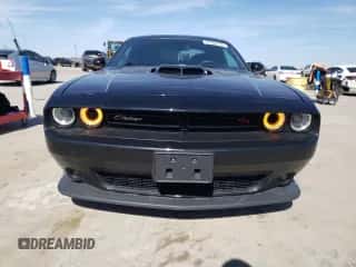 2017 Dodge Challenger 392 Hemi Scat Pack Shaker z VIN 2C3CDZFJ5HH627231, wystawiony jako Copart lot #43100374 z przebiegiem 52 293 mil mil oraz Czysty tytuł • Clean title. Historia ofert i sprzedaży dostępna na DreamBid. Obrazek 5.