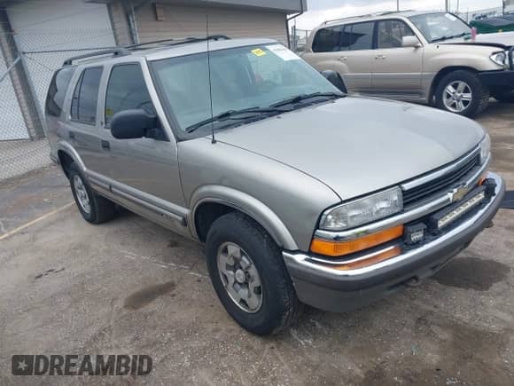 1999 Chevrolet Blazer LT z VIN 1GNDT13W3X2250496, wystawiony jako IAAI lot #42001807 z przebiegiem 210 193 mil mil oraz . Historia ofert i sprzedaży dostępna na DreamBid. Obrazek 1.