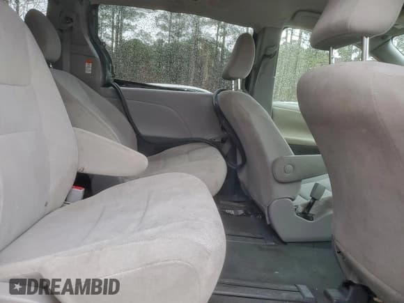 ✅ 2020 Toyota Sienna L • VIN: 5TDZZ3DC2LS030234 • Лот: 95633725. Опубликован ранее на Copart с пробегом 163 349 миль. Бесплатный доступ к архиву аукционных продаж из США и подробный отчёт об истории автомобиля на DreamBid. Изображение 11.