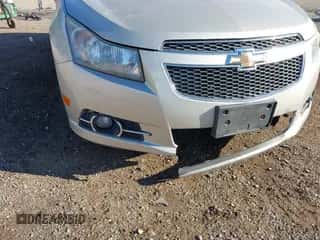 2013 Chevrolet Cruze LTZ z VIN 1G1PG5SB1D7120028, wystawiony jako IAAI lot #43409983 z przebiegiem 232 025 mil mil oraz . Historia ofert i sprzedaży dostępna na DreamBid. Obrazek 6.