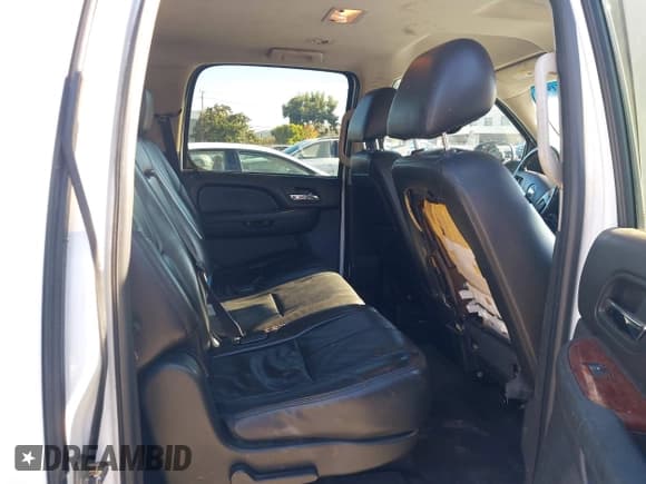 ✅ 2011 Chevrolet Suburban LT • VIN: 1GNSKJE30BR208994 • Lot: 43551916. Wystawiony na IAAI z przebiegiem 239 030 mil. Bezpłatny archiwum sprzedaży aukcyjnych z USA i szczegółowy raport historii pojazdu na DreamBid. Zdjęcie 8.