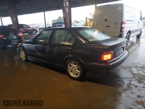 1997 BMW 3 Series z VIN WBACD3325VAV21116, wystawiony jako Copart lot #82164394 z przebiegiem 172 704 mil mil oraz Czysty tytuł • Clean title. Historia ofert i sprzedaży dostępna na DreamBid. Obrazek 2.