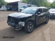 ✅ 2023 Toyota Highlander L • VIN: 5TDKDRBH6PS512146 • Lot: 43023764. Wystawiony na IAAI z przebiegiem 26 291 mil. Bezpłatny archiwum sprzedaży aukcyjnych z USA i szczegółowy raport historii pojazdu na DreamBid. Zdjęcie 2.