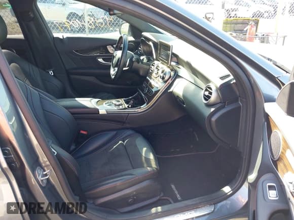 ✅ 2018 Mercedes-Benz C 43 AMG • VIN: 55SWF6EBXJU265001 • Lot: 42184097. Wystawiony na IAAI z przebiegiem 50 800 mil. Bezpłatny archiwum sprzedaży aukcyjnych z USA i szczegółowy raport historii pojazdu na DreamBid. Zdjęcie 5.