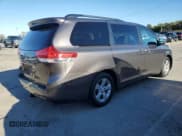 ✅ 2012 Toyota Sienna LE AAS • VIN: 5TDKK3DC7CS257604 • Лот: 87441625. Опубликован ранее на Copart с пробегом 234 579 миль. Бесплатный доступ к архиву аукционных продаж из США и подробный отчёт об истории автомобиля на DreamBid. Изображение 3.