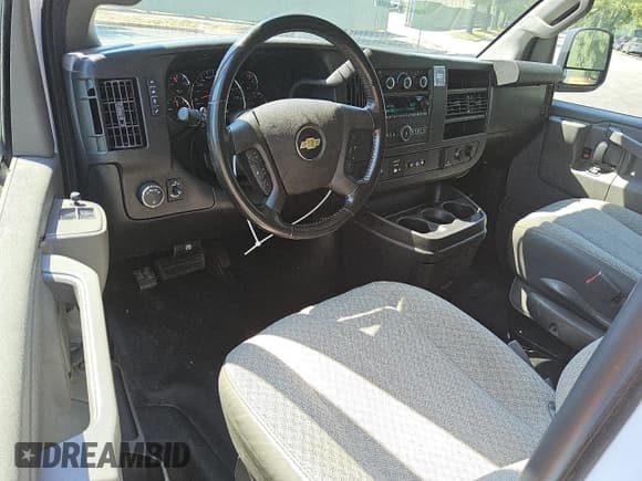 ✅ 2021 Chevrolet Express Cargo • VIN: 1GCWGAF72M1167380 • Lot: 62544795. Wystawiony na Copart z przebiegiem 84 845 mil. Bezpłatny archiwum sprzedaży aukcyjnych z USA i szczegółowy raport historii pojazdu na DreamBid. Zdjęcie 8.