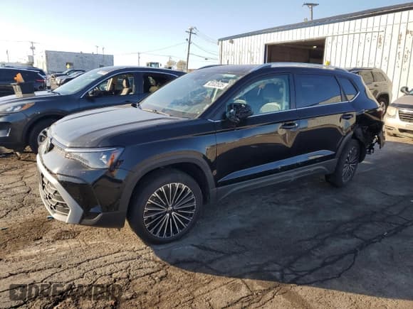 ✅ 2025 Volkswagen Taos SE • VIN: 3VVSC7B22SM044946 • Лот: 92532525. Опубликован ранее на Copart с пробегом 9 639 миль. Бесплатный доступ к архиву аукционных продаж из США и подробный отчёт об истории автомобиля на DreamBid. Изображение 1.