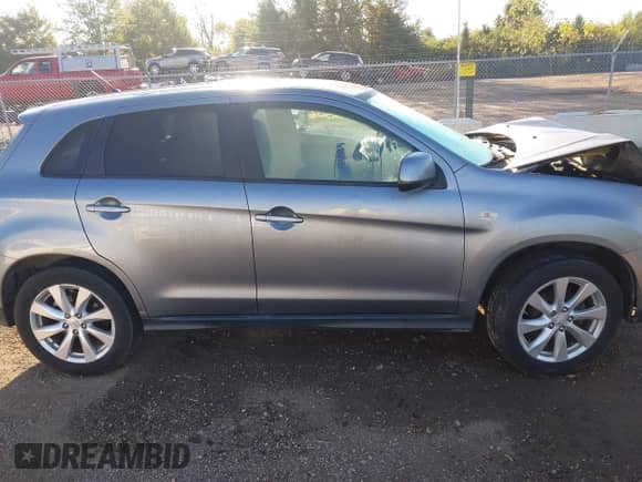 2013 Mitsubishi Outlander ES z VIN 4A4AR3AU3DE017955, wystawiony jako IAAI lot #43422506 z przebiegiem 153 214 mil mil oraz . Historia ofert i sprzedaży dostępna na DreamBid. Obrazek 14.