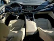 ✅ 2019 Buick Enclave Essence • VIN: 5GAERBKW9KJ295381 • Lot: 95523545. Wystawiony na Copart z przebiegiem 69 585 mil. Bezpłatny archiwum sprzedaży aukcyjnych z USA i szczegółowy raport historii pojazdu na DreamBid. Zdjęcie 8.