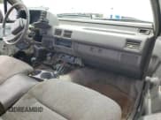 ✅ 1990 Isuzu Pickup S • VIN: JAACL11L5L7216514 • Lot: 63790965. Wystawiony na Copart z przebiegiem 130 668 mil. Bezpłatny archiwum sprzedaży aukcyjnych z USA i szczegółowy raport historii pojazdu na DreamBid. Zdjęcie 8.