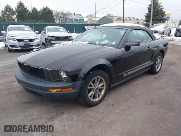 ✅ 2005 Ford Mustang Deluxe • VIN: 1ZVFT84N755258609 • Lot: 43849959. Listed on IAAI with 131,311 mi. Free auction sales archive from the USA and detailed vehicle history report at DreamBid. Image 2.